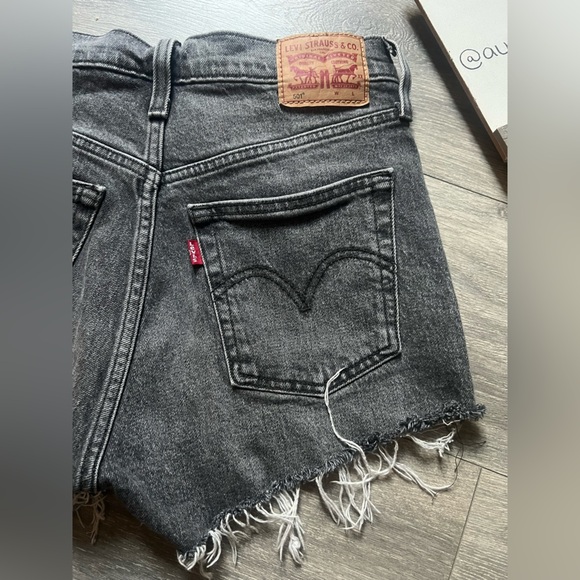 Levi's 501 Cut Off Raw Hem Button Fly Jean Shorts in Dark Gray. Size 26 - Picture 6 of 12